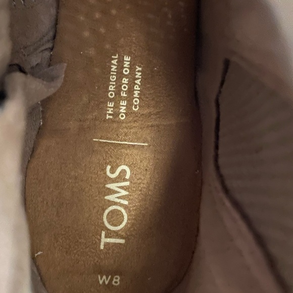 Women’s Toms size 8 - Picture 2 of 2